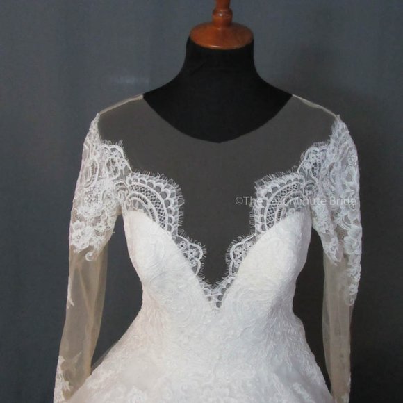 Allure style 9366 Wedding Dress - Picture 3 of 4